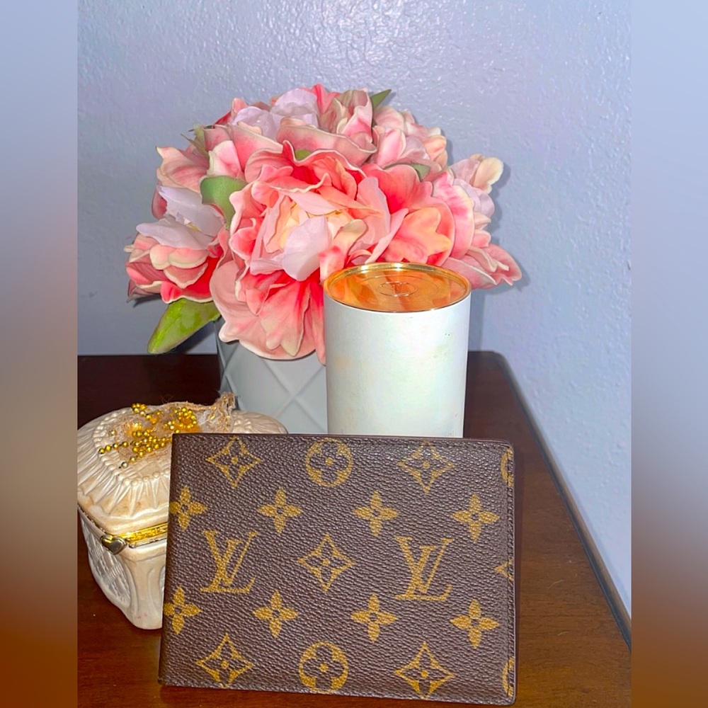 Selling an authentic Louis Vuitton monogram card case ✨